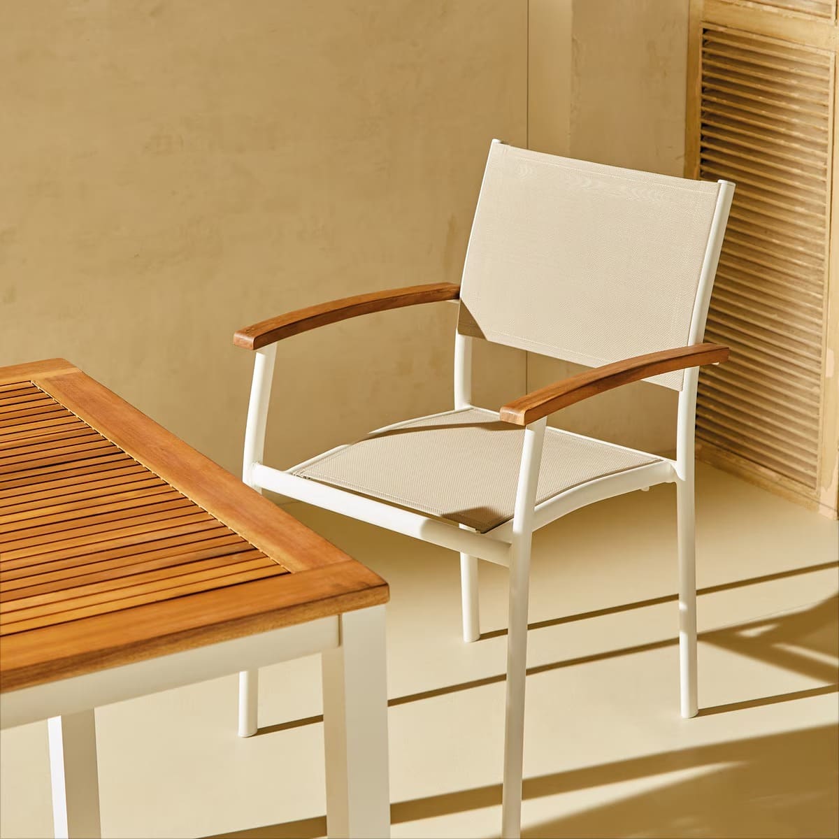 El nuevo sillón de comedor apilable de jardín Rockwell de El Corte Inglés