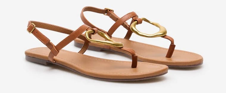 Las sandalias planas con adornos en color marrón de Cortefiel