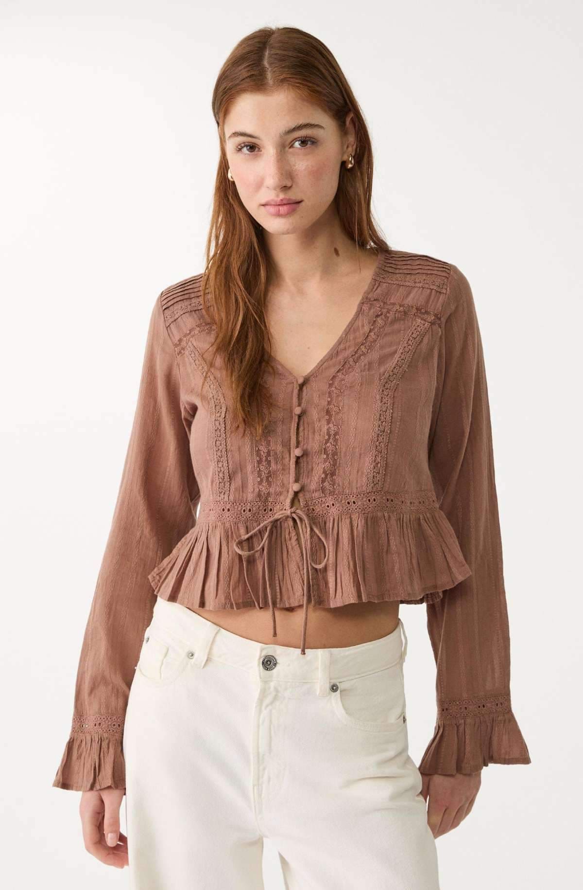 Blusa fluida encaje de Stradivarius