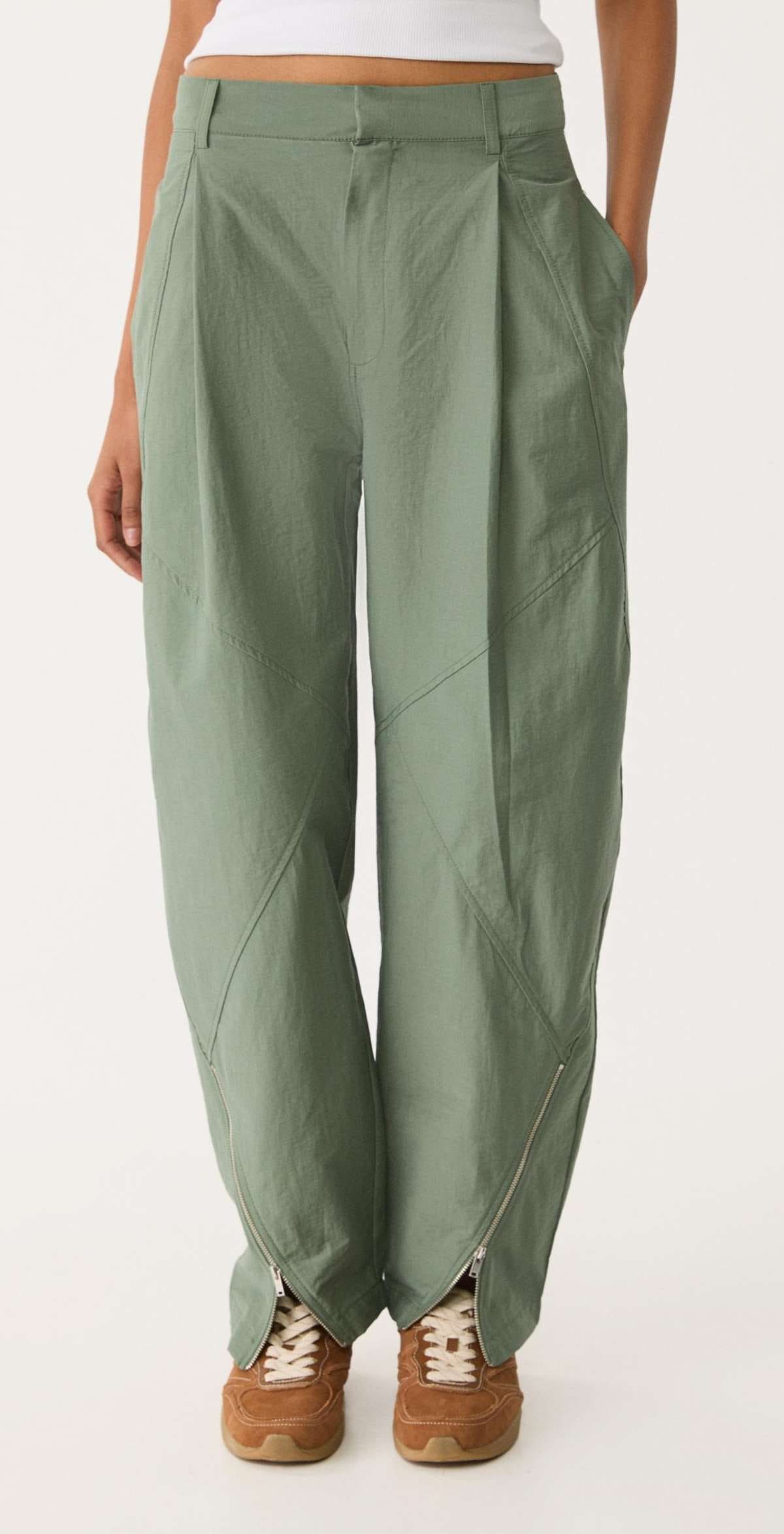 Pantalón balloon cremallera de Stradivarius