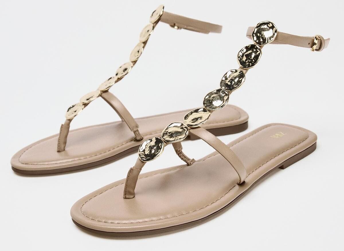 Las sandalias planas con abalorios en color beige de Zara