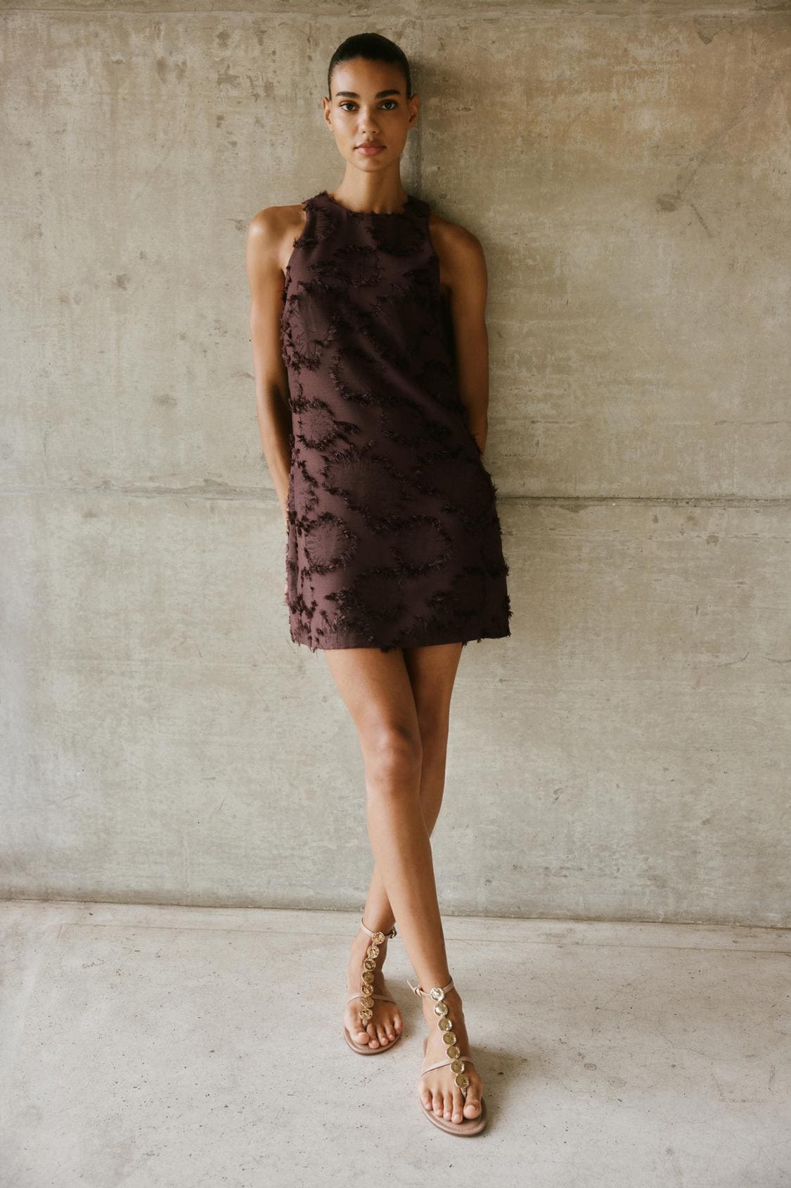 El nuevo vestido mini con tejido en estructura en color marrón de Zara