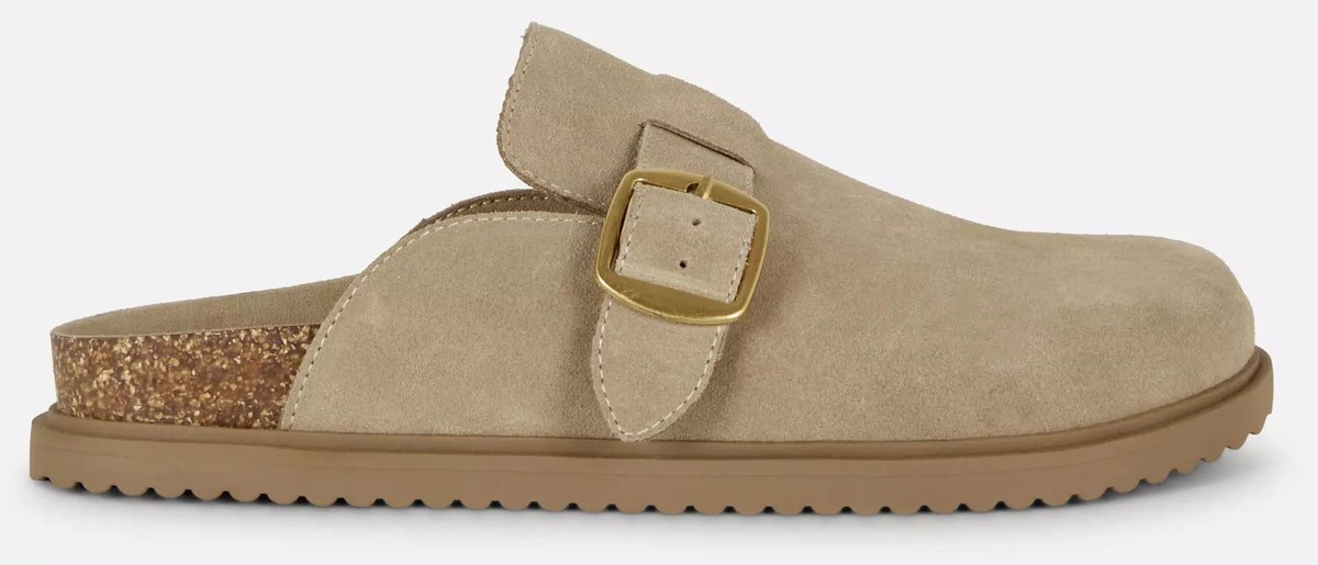 Los nuevos zuecos de ante con hebilla de The Edit en color gris topo de Primark