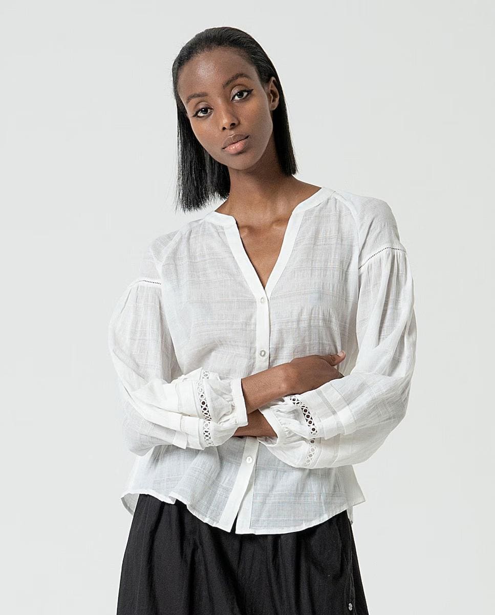 Blusa romántica con bordados y mangas abullonadas Surkana
