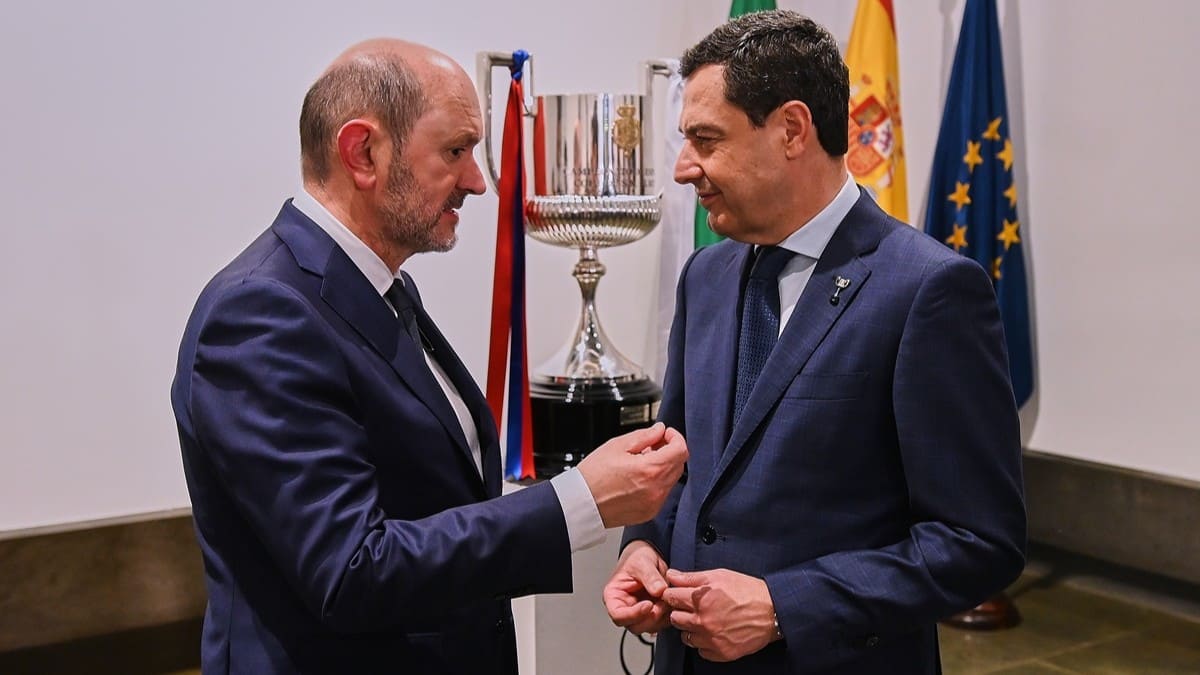 Juanma Moreno conversa con el presidente de la Federación Española de Fútbol Rafael Louzán | Salvador López Medina