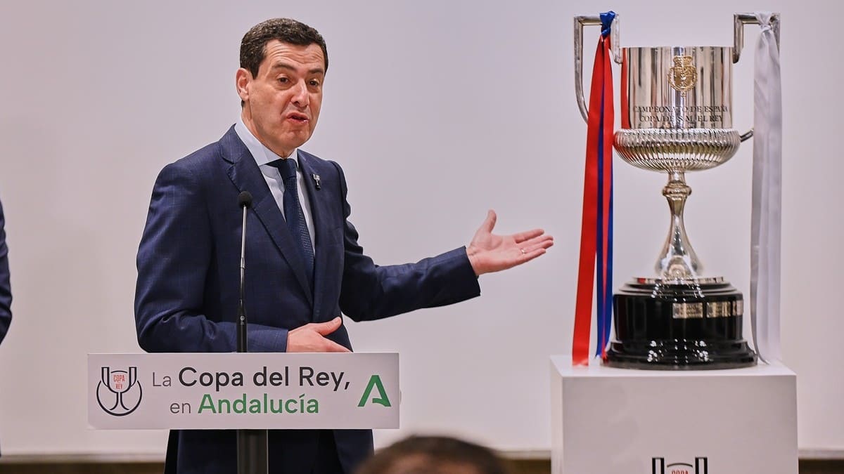 El presidente andaluz, durante su atención a los medios | Salvador López Medina