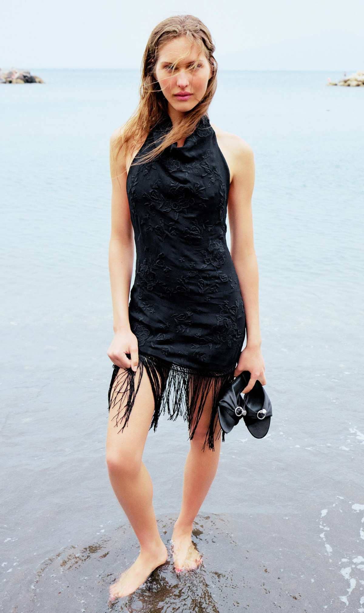 Vestido halter bordados flecos de Zara