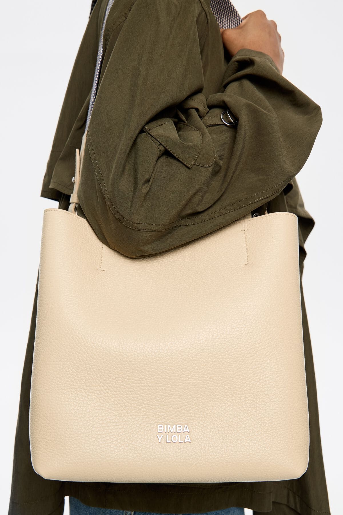 El bolso chihuahua grande de piel en color espárrago de Bimba y Lola