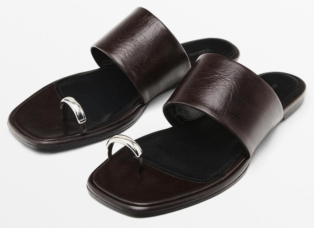 Las nuevas sandalias planas de piel con anillo en color marrón de Massimo Dutti