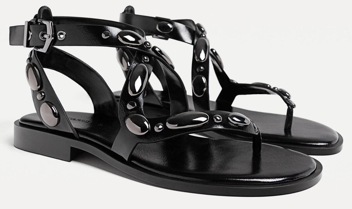 Las sandalias planas con metalería en color negro de Stradivarius