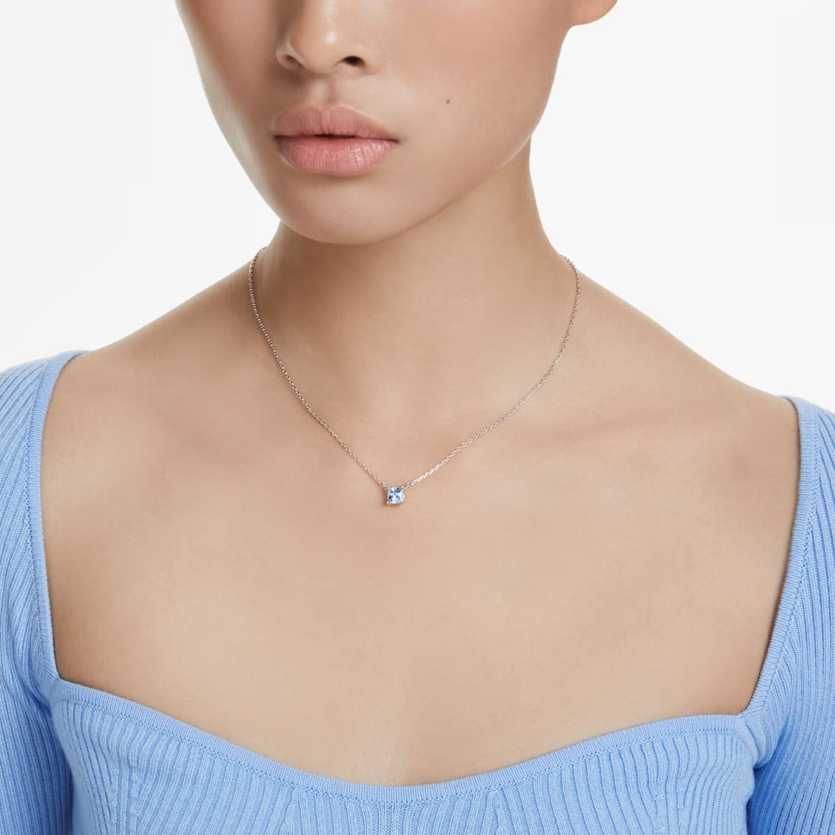 El collar tipo colgante Matrix azul de Swarovski