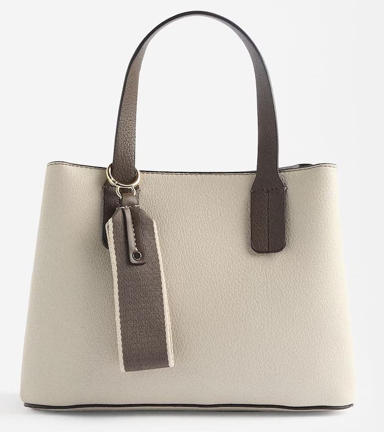 El bolso de mano estilo tote con colgante decorativo de Parfois en El Corte Inglés