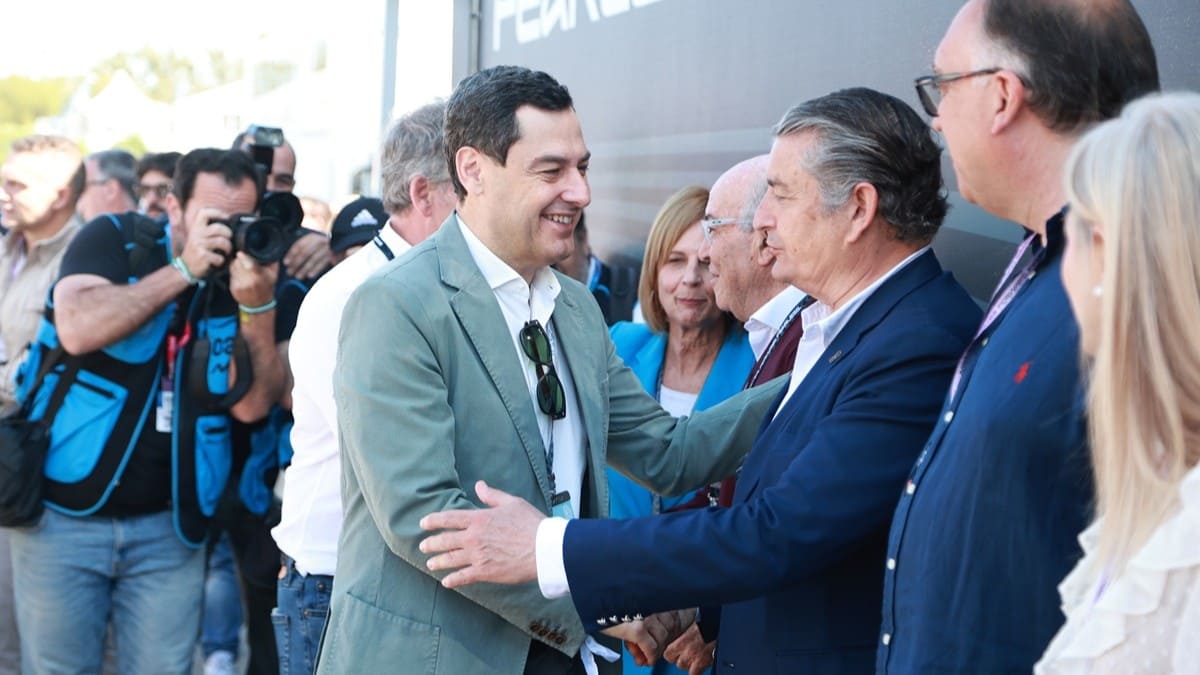 Moreno saluda al consejero de la Presidencia Antonio Sanz | Cristo García