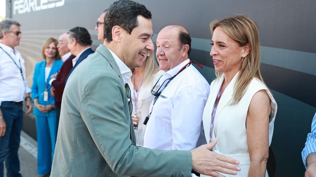 El máximo mandatario andaluz junto a la presidenta de la Diputación Almudena Martínez | Cristo García