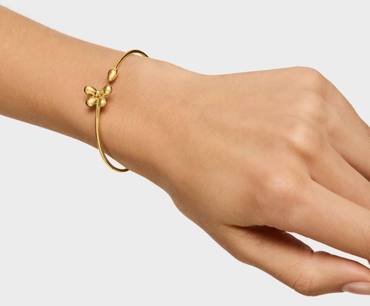 La pulsera esclava con baño de oro de 18 kt sobre plata Daisy de Tous