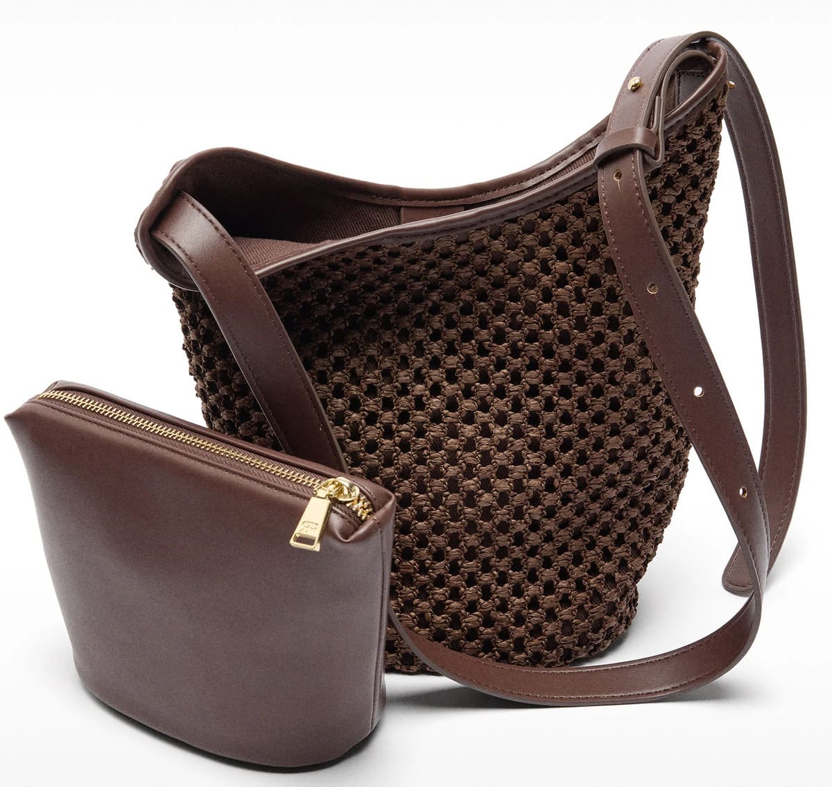 El nuevo bolso bombonera con efecto rafia en color marrón de Parfois