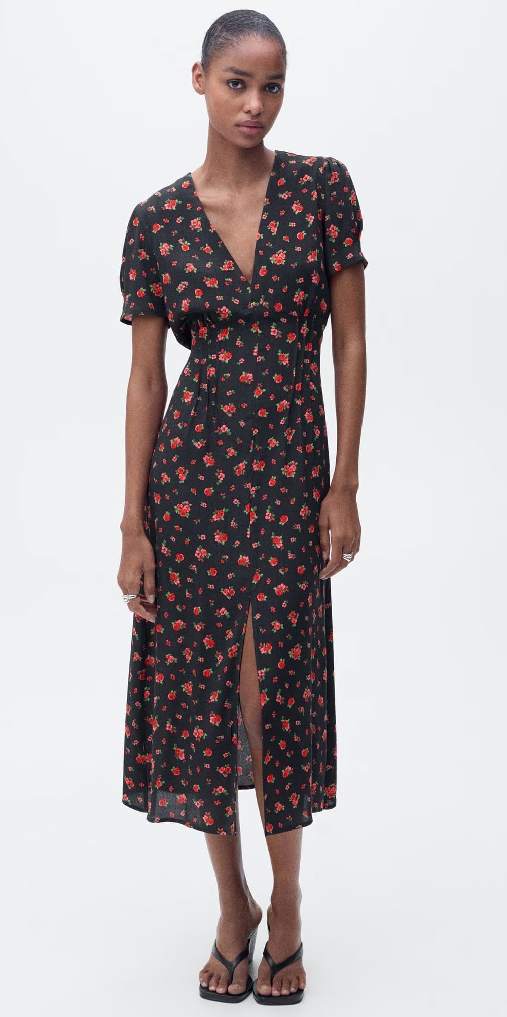El vestido midi floral en color negro de Mango
