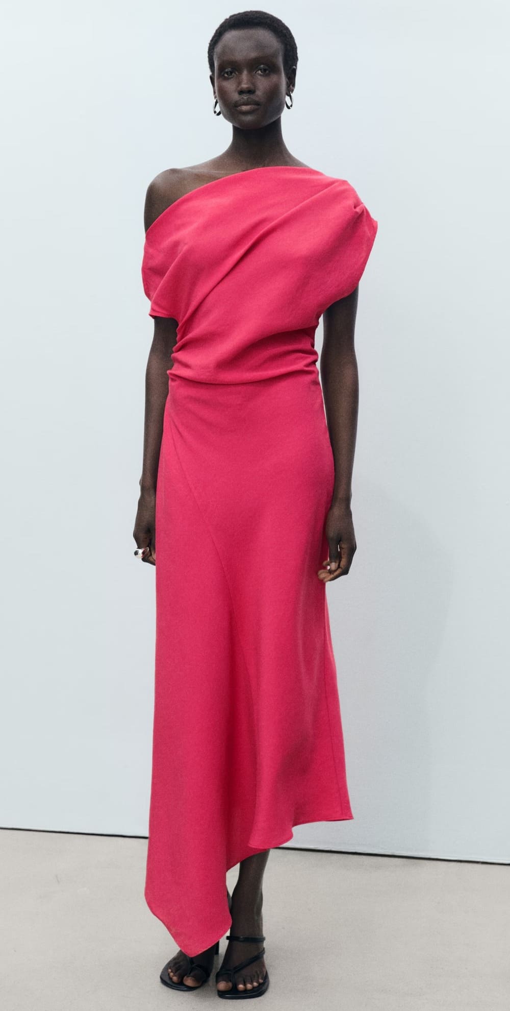 El vestido modal asimétrico en color fresa de Mango