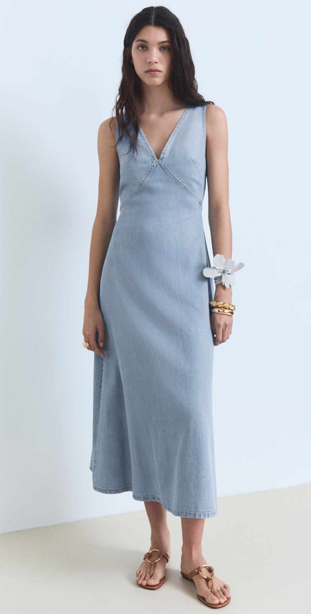 El vestido midi lyocell con cuello de pico de Mango