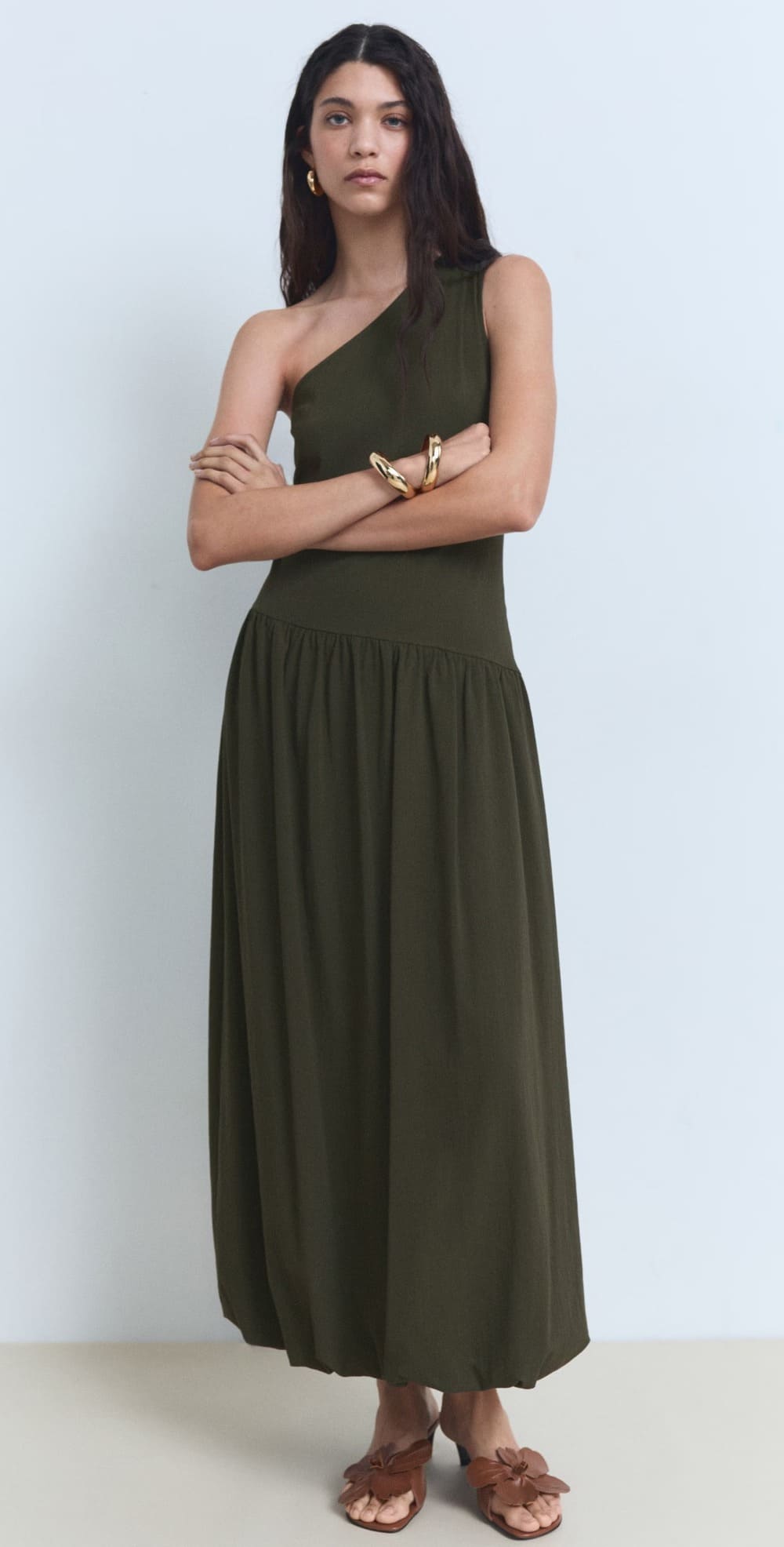 El vestido asimétrico abullonado en color caqui de Mango