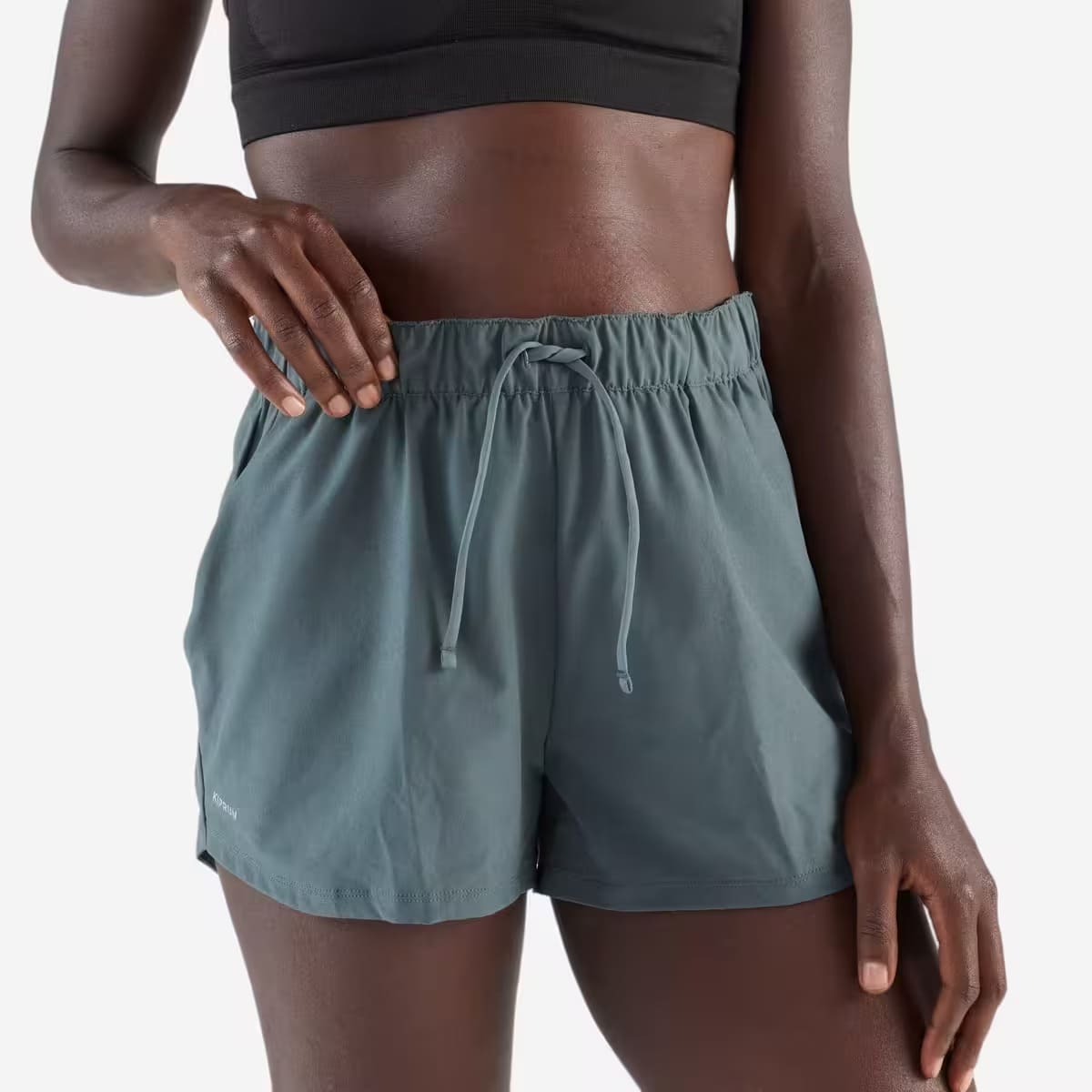 El nuevo pantalón corto de running trail transpirable para mujer KIPRUN Run 500 Dry verde oscuro en Decathlon