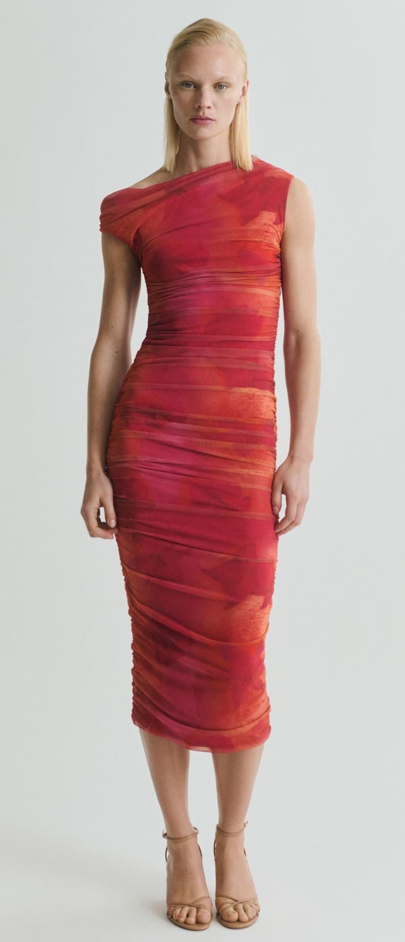 El nuevo vestido midi floral con cuello asimétrico en color fucsia de Mango