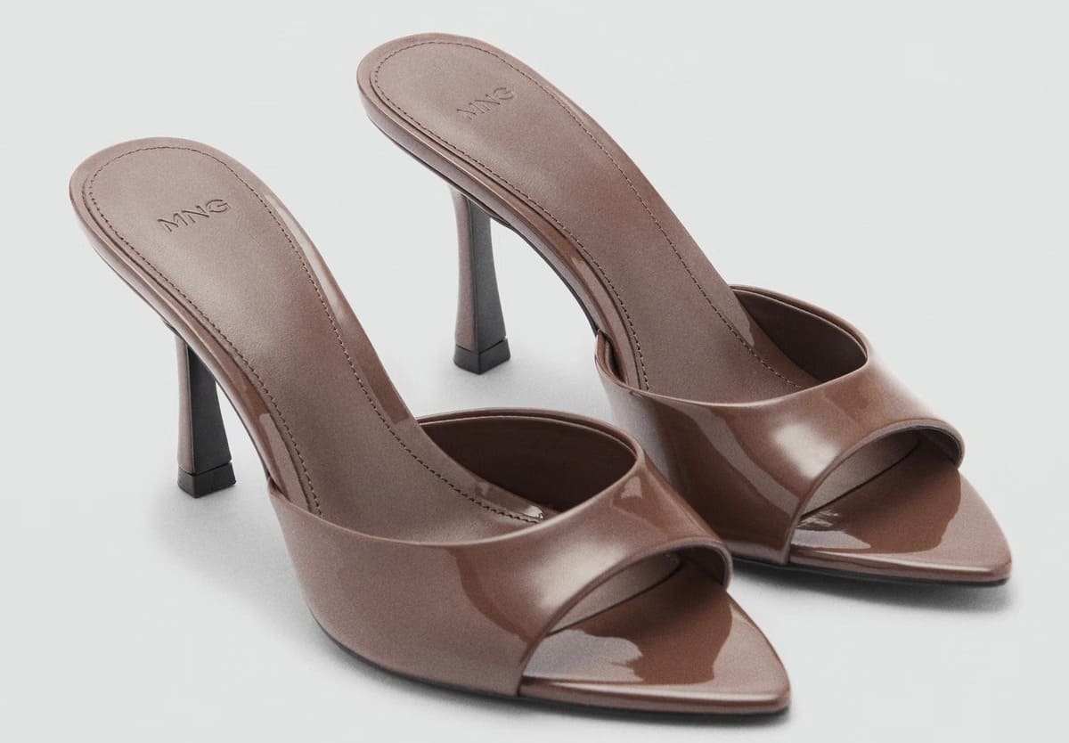 Las sandalias de tacón con efecto charol en color marrón chocolate de Mango