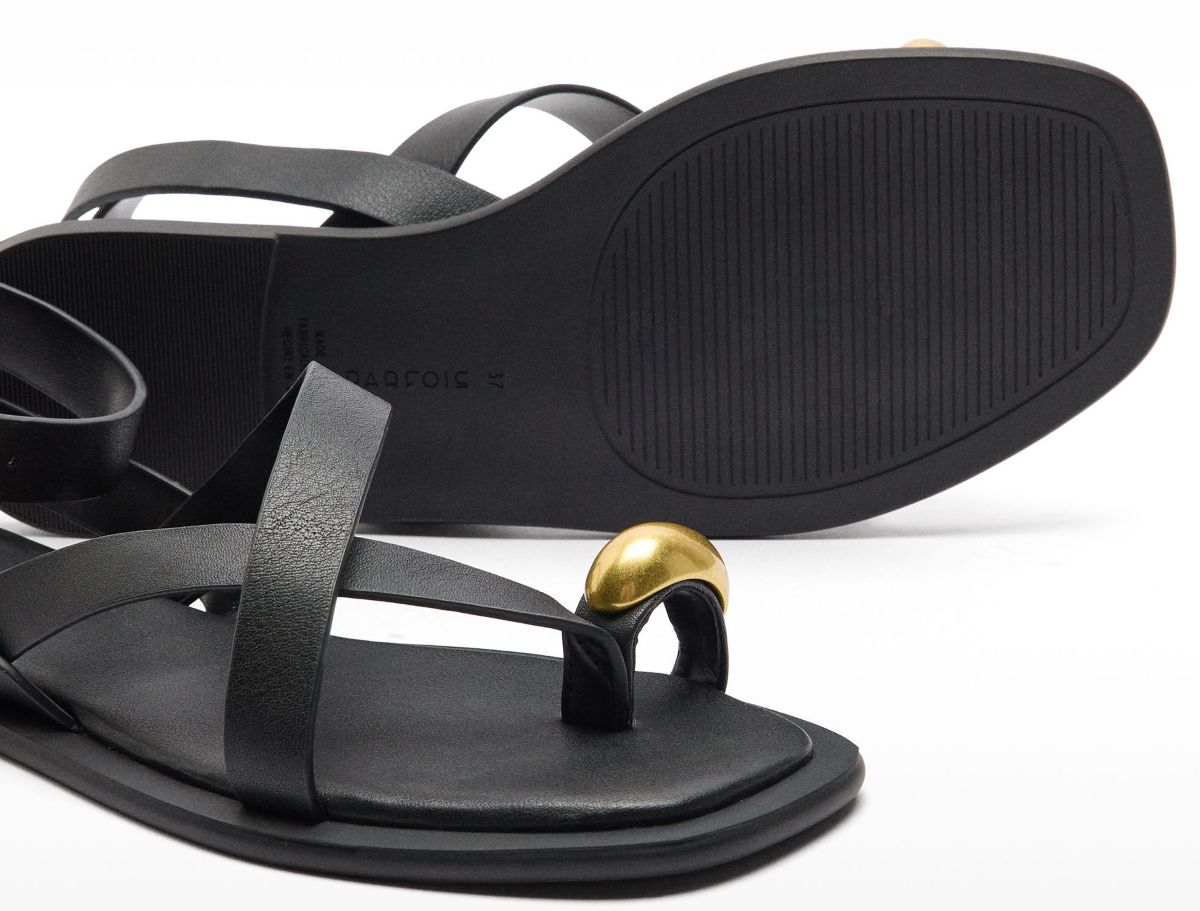 Sandalias planas de piel con tiras de detalle metálico de Parfois