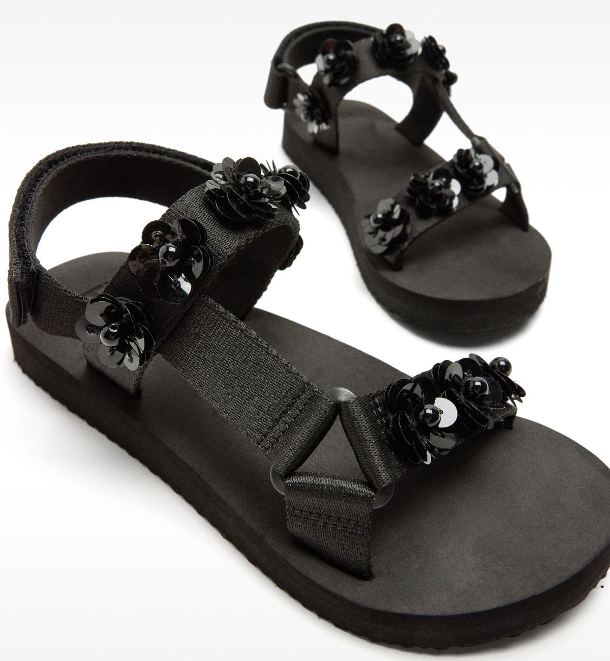 Sandalias planas con detalles de flores de Parfois