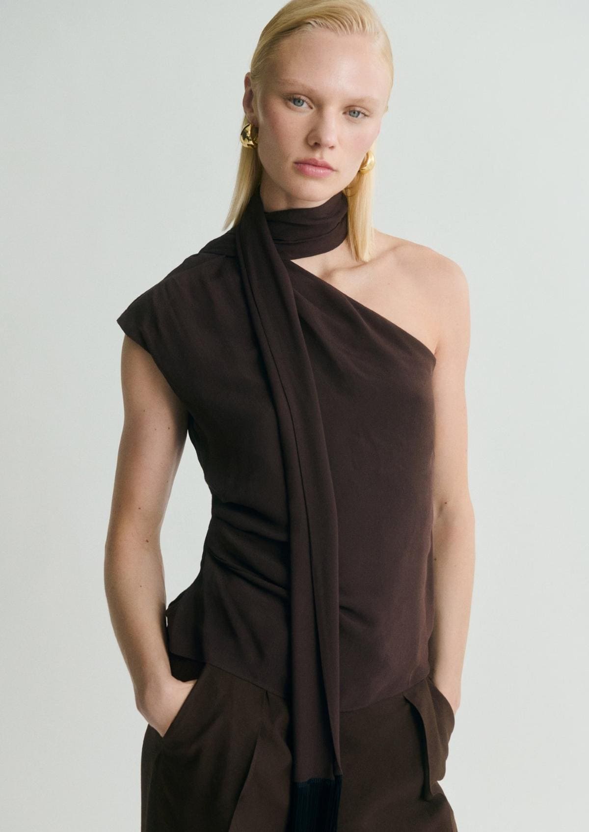 Blusa asimétrica fular detalle flecos de Mango