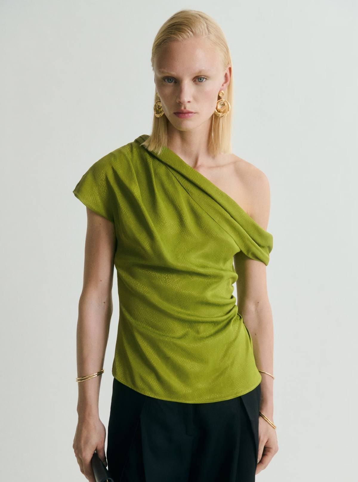 Blusa satinada cuello asimétrico de Mango