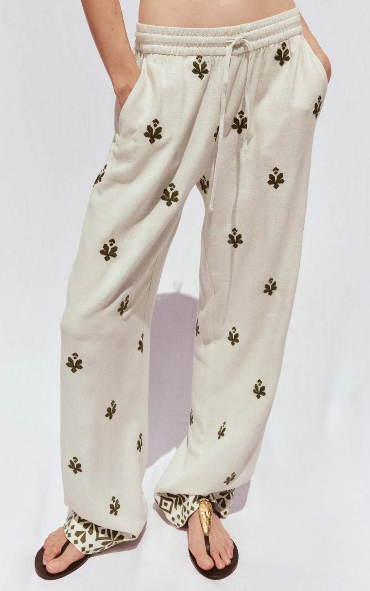 Pantalón ancho bordados de Zara