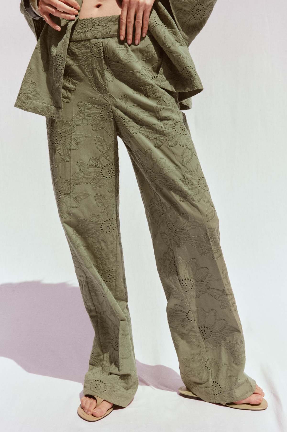 Pantalón recto bordados perforados de Zara