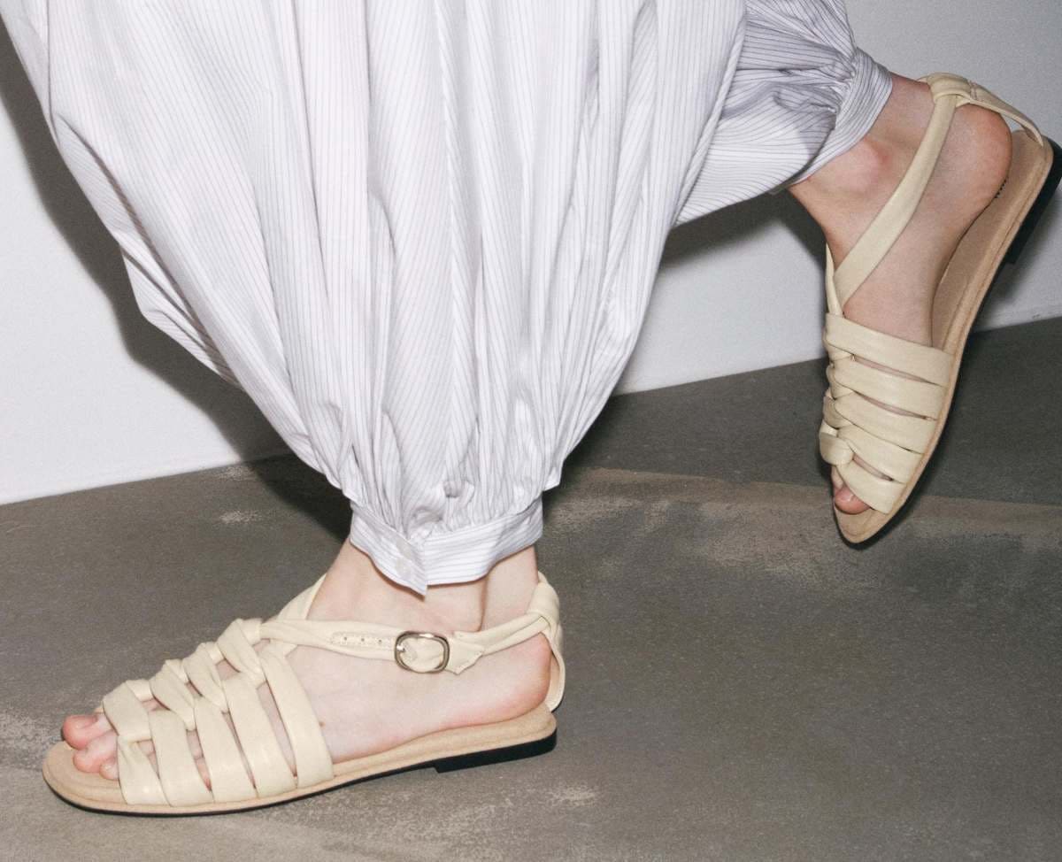 Sandalia nudos piel de Zara