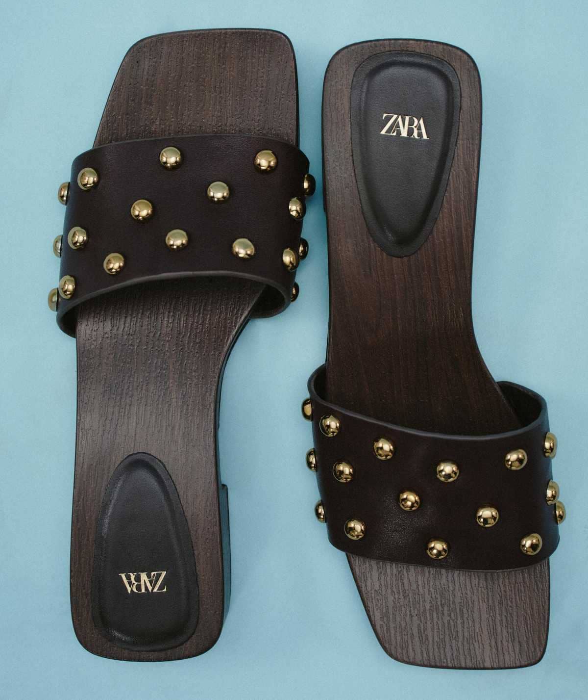 Sandalia tacón piel tachas de Zara