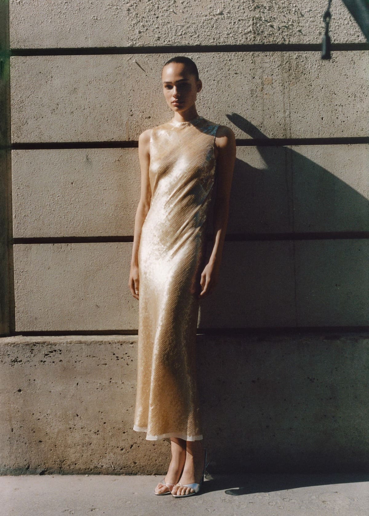 El nuevo vestido largo con lentejuelas y escote en la espalda en color amarillo pastel de Mango