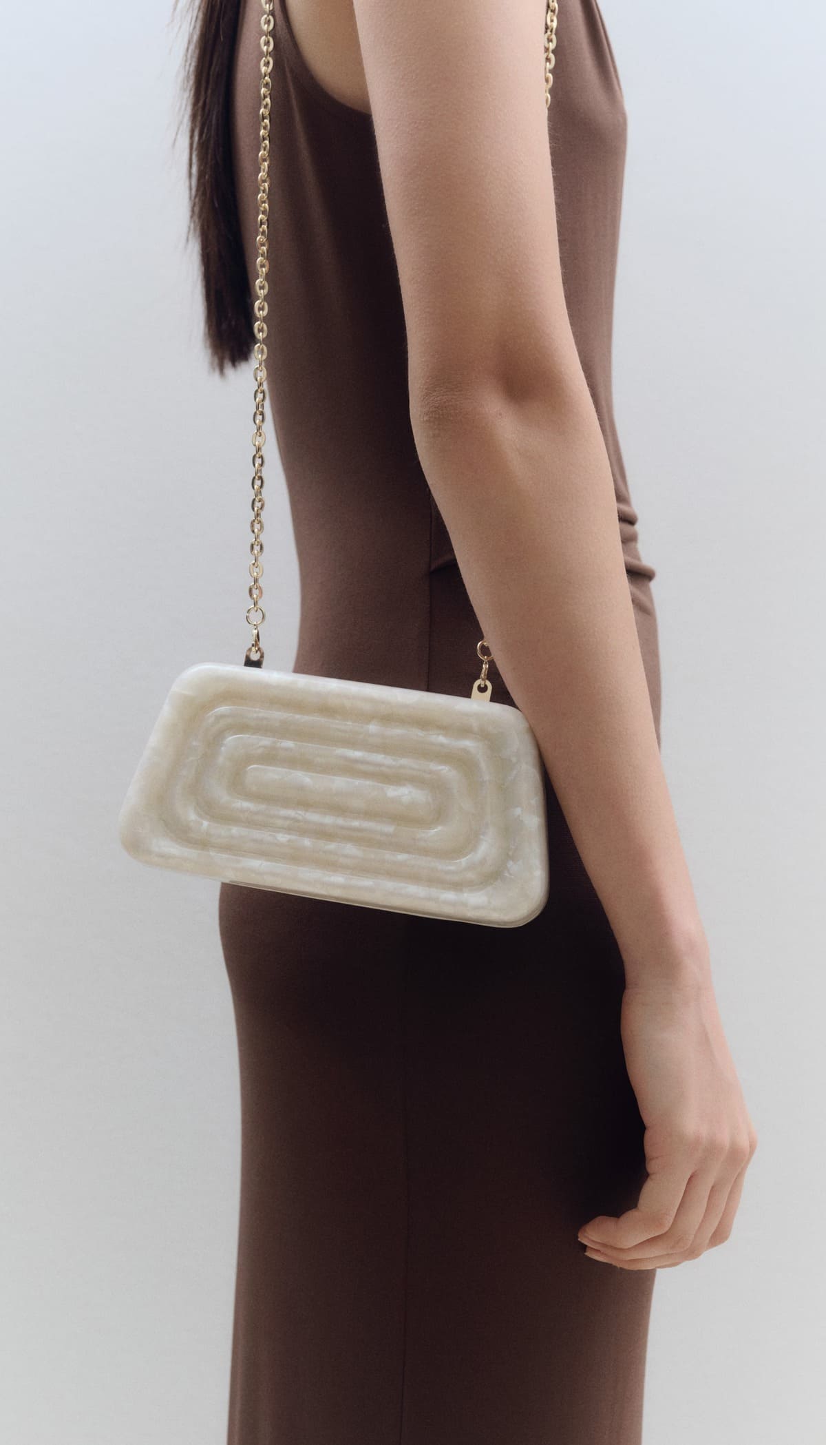 El bolso clutch efecto perlado de Mango