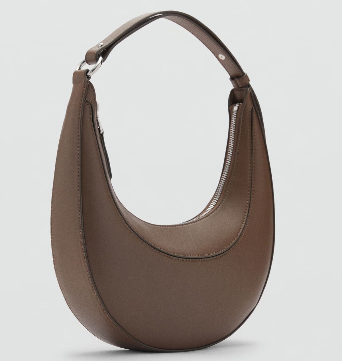 El bolso de hombro ovalado en color marrón medio de Mango