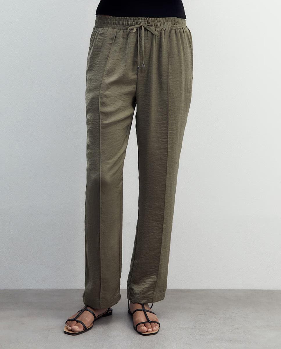 Pantalón fluido y liso
