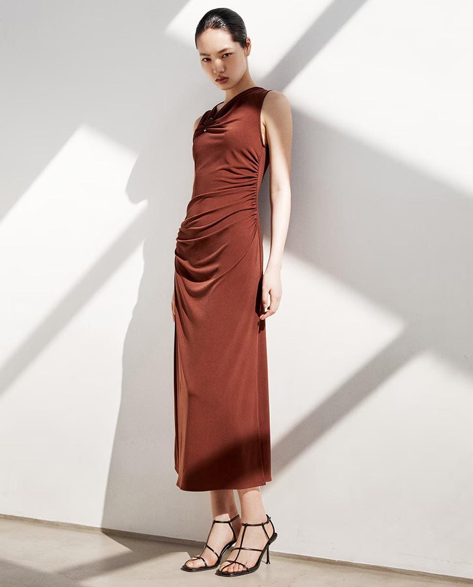 Vestido con aplique decorativo Sfera