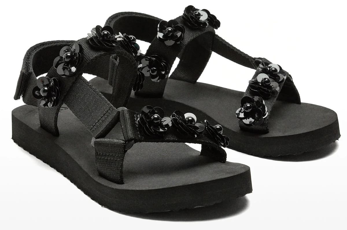 Las nuevas sandalias planas con detalle de flores en color negro de Parfois