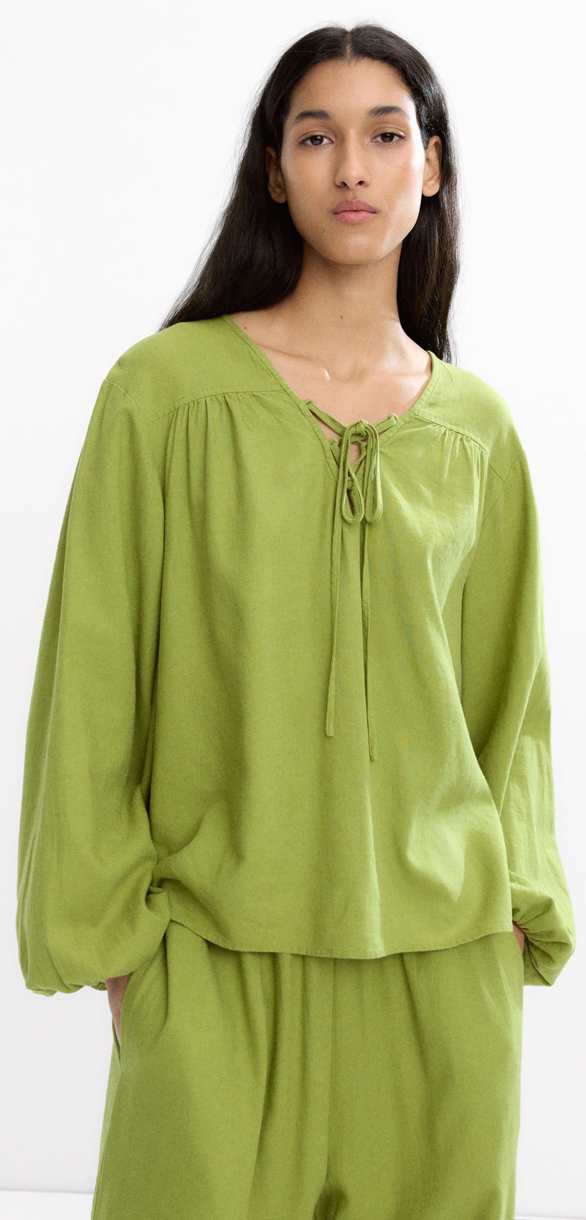 El top con lino de manga larga en color verde de Parfois
