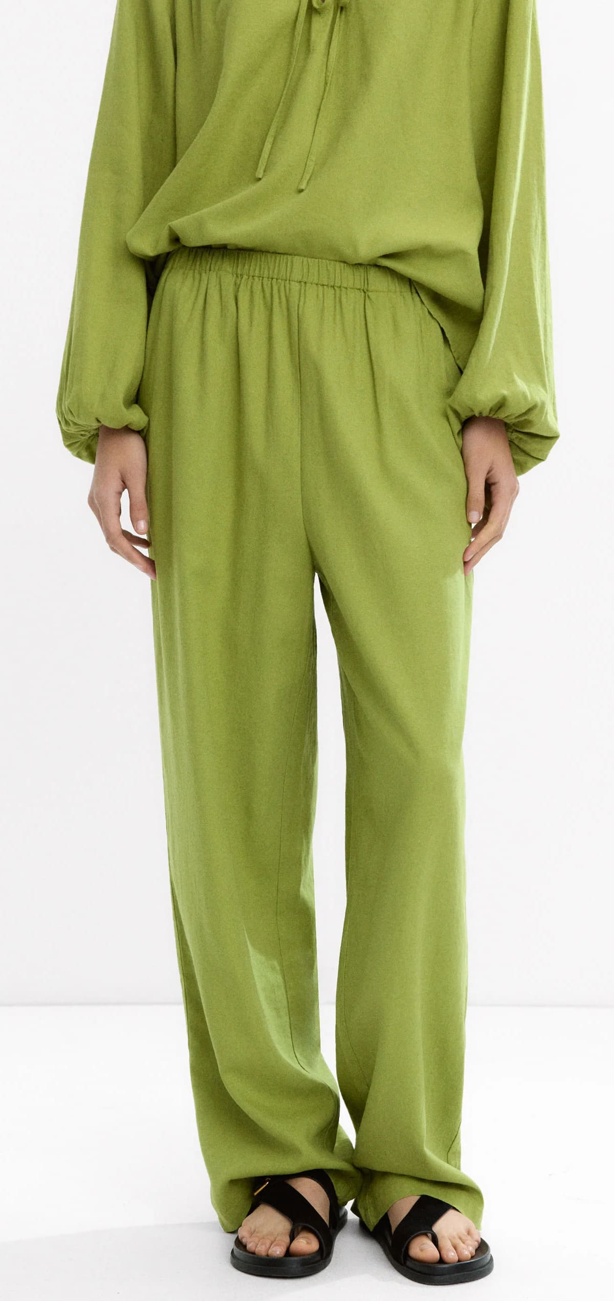 El pantalón de cintura elástica con lino en color verde de Parfois