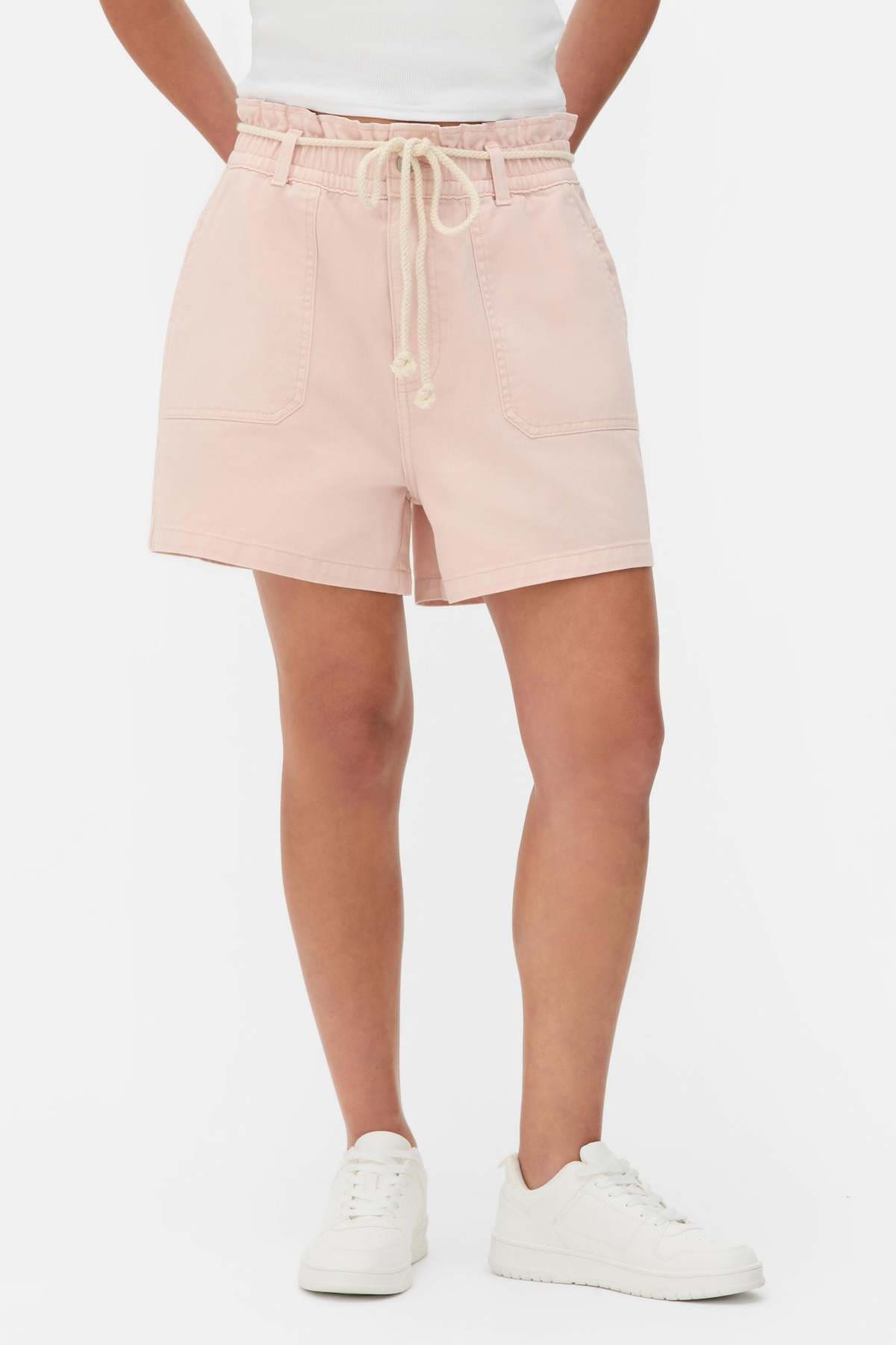 Bermudas vaqueras con cinturón de cuerda de Primark