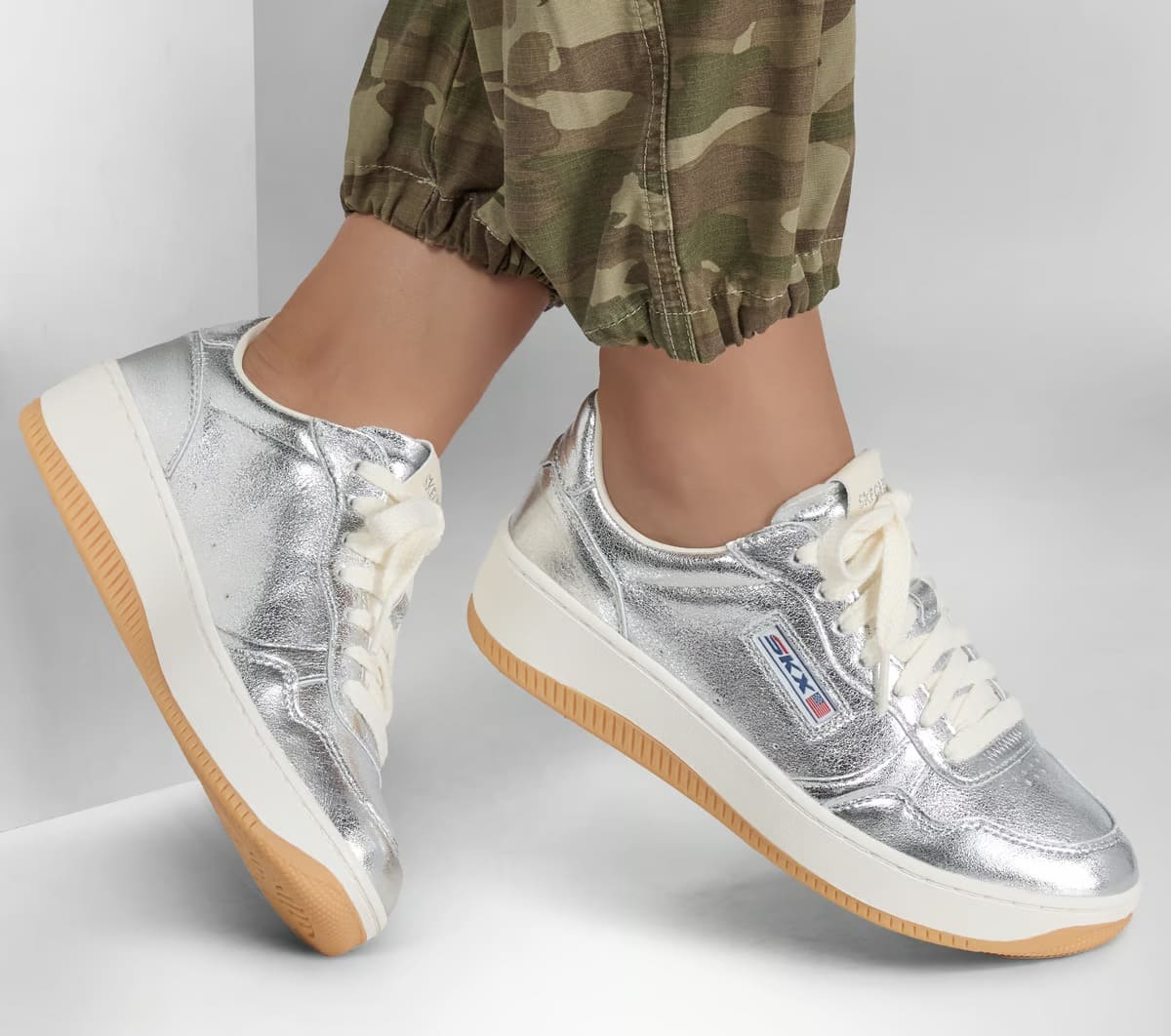 Las zapatillas Sport Court 2.0 - Much Metallic en color plata de Skechers