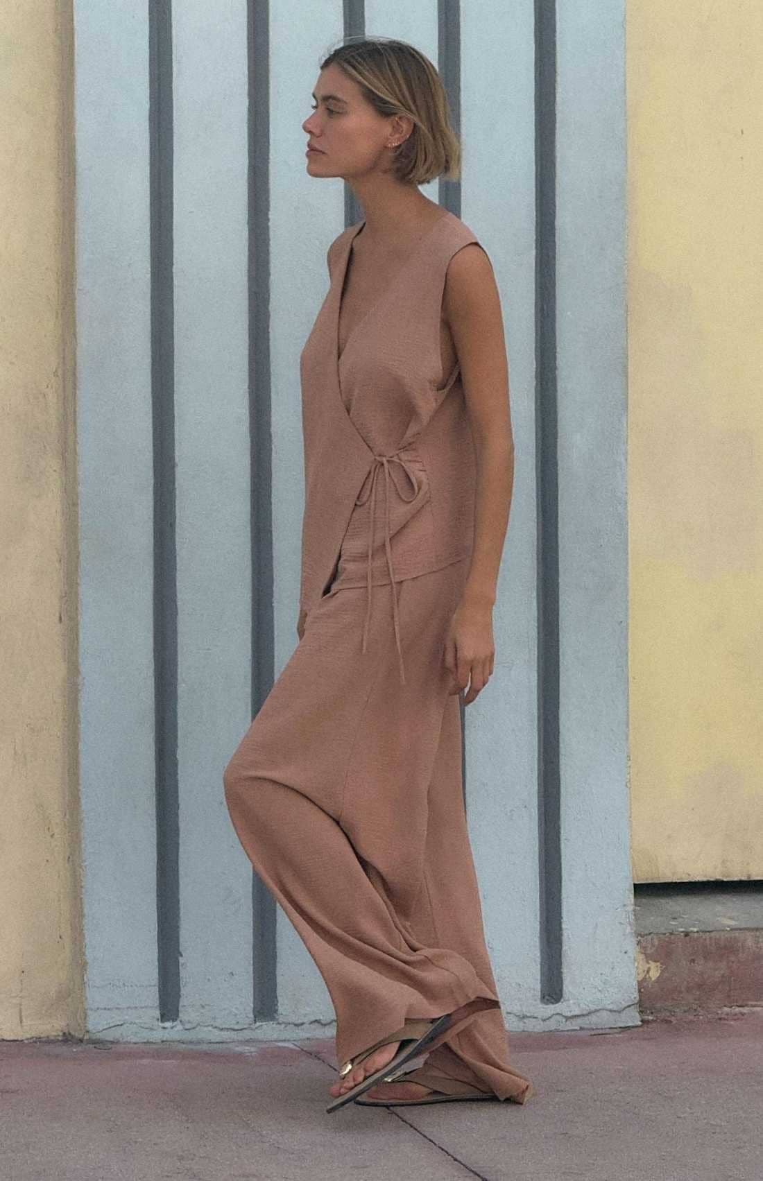 Pantalón fluido pinzas de Zara