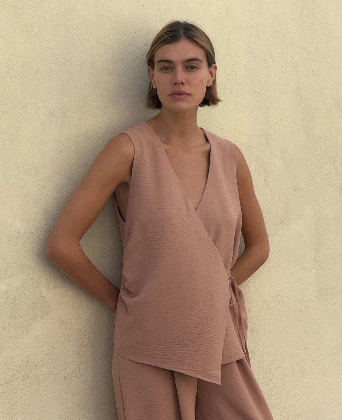 Top chaleco fluido cruzado de Zara