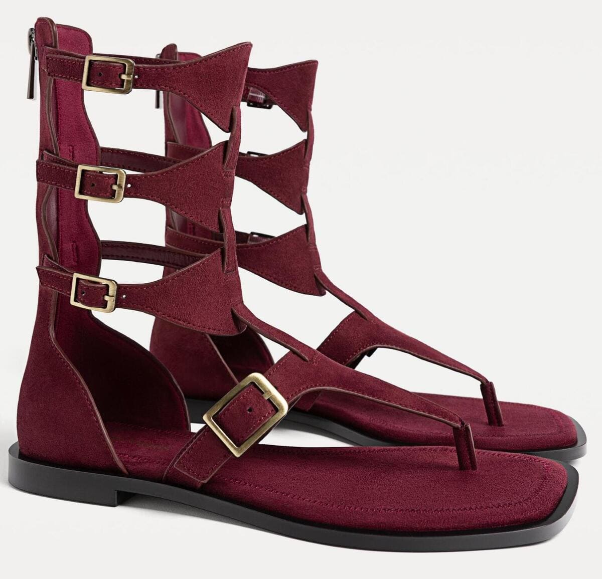 Las nuevas sandalias romanas con hebillas en color rojo granate de Stradivarius