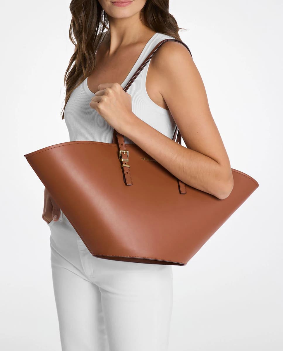 El bolso de hombro tipo tote Isa de piel en color marrón de Michael Kors en El Corte Inglés