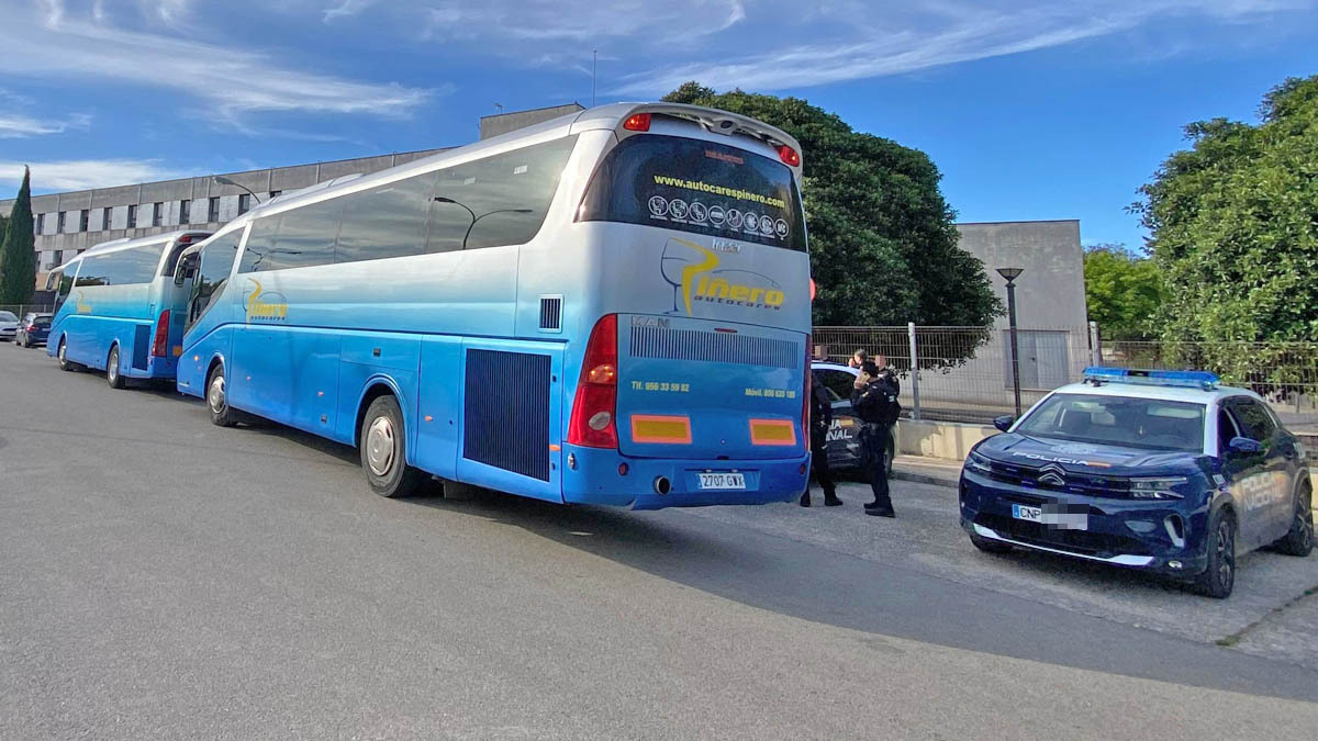 Agentes de la Policía Nacional acuden a la vuelta de la excursión de los alumnos del IES Princesa Sofía - Cristo García